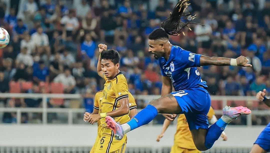 Penyerang PSIS Semarang, Carlos Fortes lakukan sundulan ke gawang Bhayangkara FC di Liga 1. (Foto: Instagram@psisfcofficial)