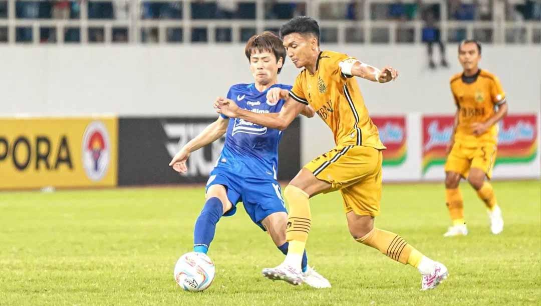 Aksi perebutan bola penyerang PSIS Semarang Taisei Marukawa dengan gelandang Bhayangkara FC, Dendy Sulistyawan di laga Liga 1. (Foto: Instagram@bhayangkarafc)