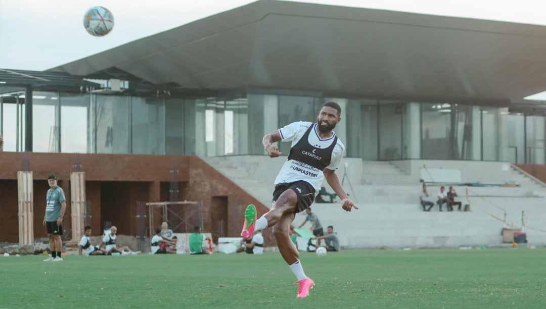 Penyerang baru Bali United, Jefferson de Assis, saat mengikuti latihan di Training Ground Pantai Purnama. (Foto: MO Bali United)
