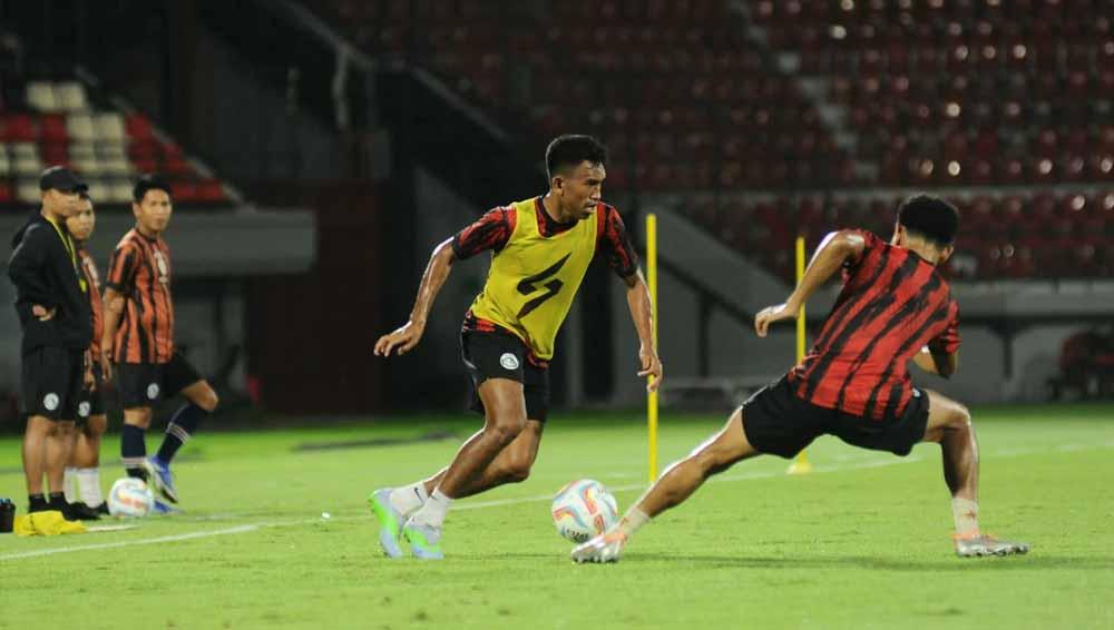 Pemain Arema FC dan tim latihan di Stadion Kapten I Wayan Dipta Gianyar. (Foto: MO Arema FC)