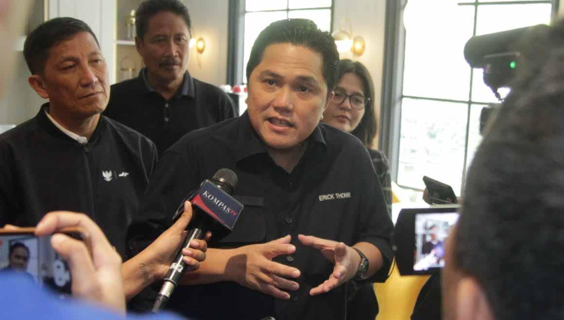 Ketum PSSI, Erick Thohir menyambangi pelatih VAR kepada para wasit Liga 1 dan Liga 2 di Jakarta, Jumat (07/07/23). (Foto: PSSI)