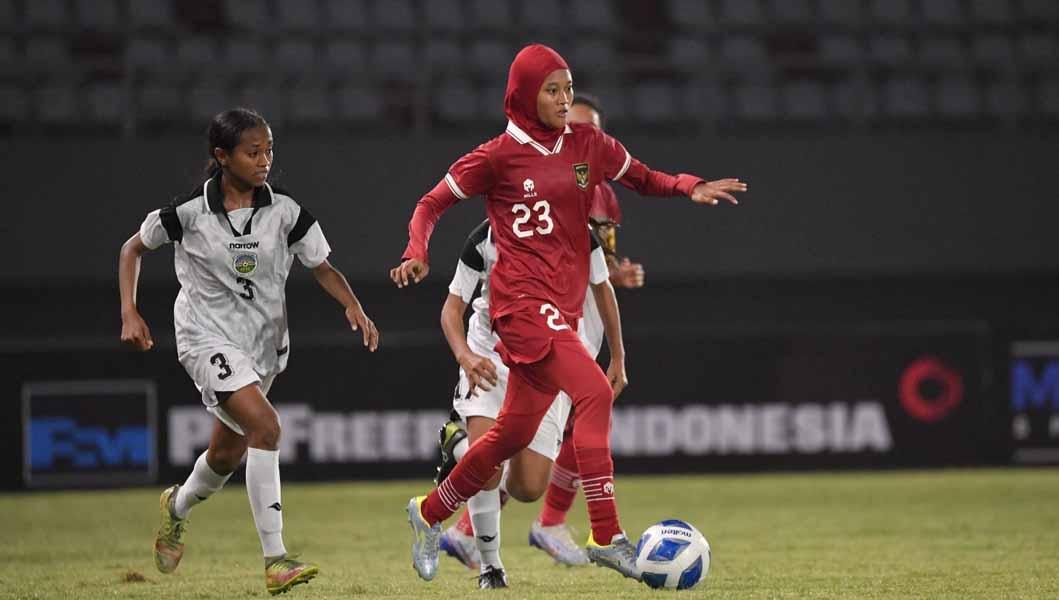 Menjadi pemain sepak bola dengan mengenakan hijab adalah tantangan tersendiri. Hal ini dirasakan oleh bintang Timnas Indonesia Putri U-19, Ayunda Dwi Anggraini. (Foto: PSSI) - INDOSPORT