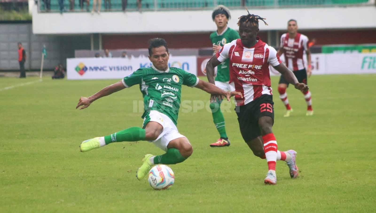 Pemain PSS Sleman, Abduh Lestaluhu (kiri) saat mencoba menghalau bola dari kaki pemain Persis Solo, Moussa Sidibe pada laga pekan kedua Liga 1 di Stadion Maguwoharjo, Jumat (07/07/23). (Foto: Nofik Lukman Hakim)