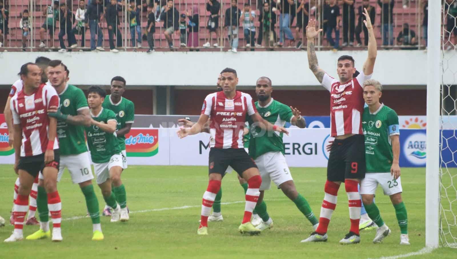 Pemain Persis Solo, Jaime Xavier dengan rekannya Fernando Rodríguez pada laga Liga 1 di Stadion Maguwoharjo (Yogyakarta), Jumat (07/07/23). (Foto: Nofik Lukman Hakim)