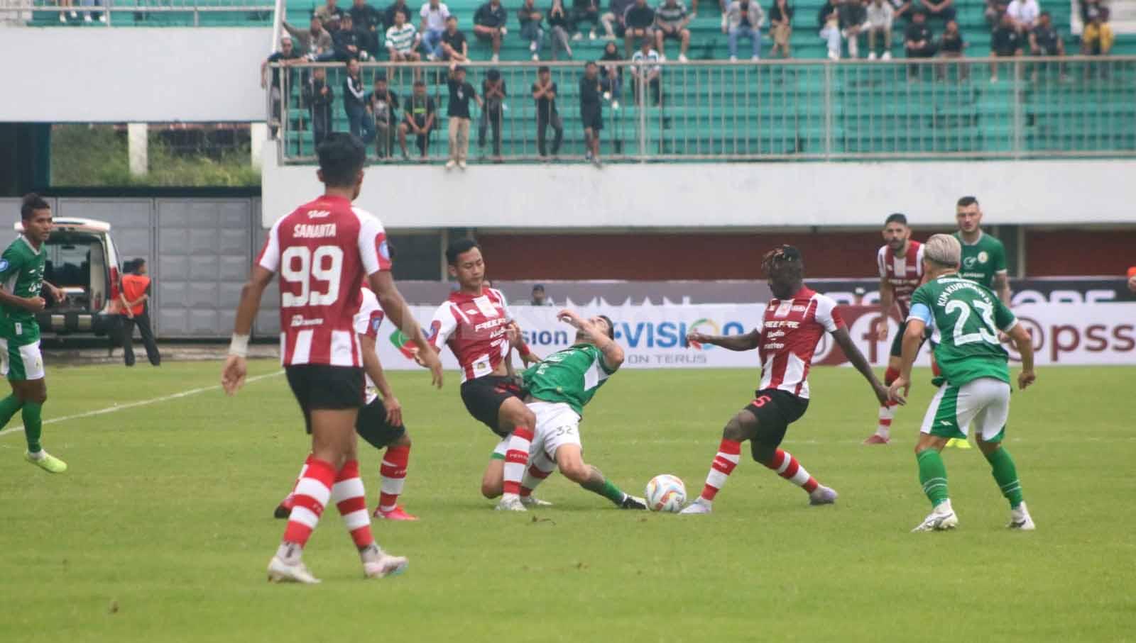Duel pemain PSS Sleman dengan pemain Persis Solo pada laga pekan kedua Liga 1 di Stadion Maguwoharjo, Jumat (07/07/23). (Foto: Nofik Lukman Hakim)