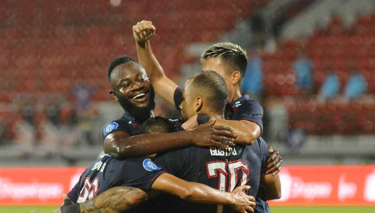 Selebrasi Pemain Arema usai mencetak gol ke gawang Persib pada laga pekan kedua Liga 1 di Stadion Kapten I Wayan Dipta (Gianyar), Jumat (07/07/23).