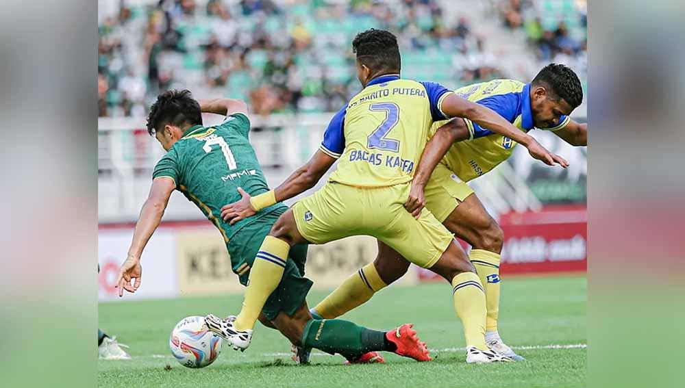 Pemain Barito Putera, Bagas Kaffa berusaha hentikan serangan dari kaki pemain Persebaya pada pekan ketiga Liga 1 di Stadion Gelora Bung Tomo (Surabaya), Sabtu (08/07/23). (Foto: Instagram@officialpersebaya)