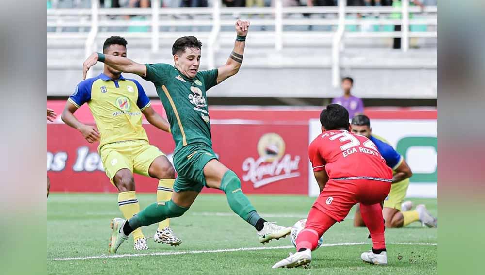 Kiper Barito Putera, Ega Rizky berusaha menghalau serangan dari pemain Persebaya Bruno Moreira pada pekan ketiga Liga 1 di Stadion Gelora Bung Tomo (Surabaya), Sabtu (08/07/23). (Foto: Instagram@officialpersebaya)