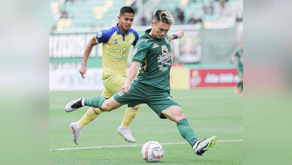 Pemain Barito Putera berusaha mengejar seranga dari pemain Persebaya, Sho Yamamoto pada pekan ketiga Liga 1 di Stadion Gelora Bung Tomo (Surabaya), Sabtu (08/07/23). (Foto: Instagram@officialpersebaya)