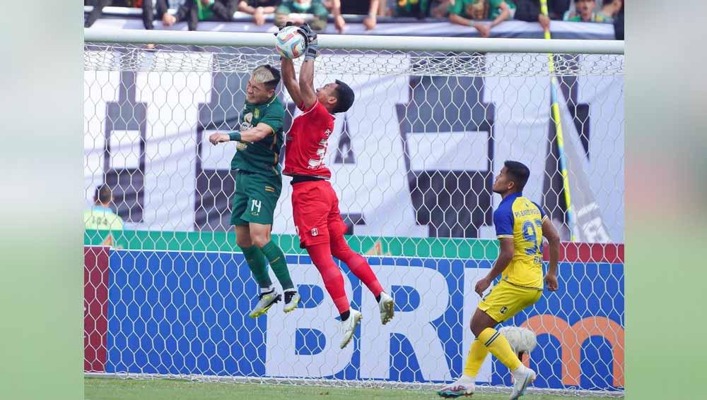 Duel kiper Barito Putera, Ega Rizky dengan pemain Persebaya, Sho Yamamoto pada pekan ketiga Liga 1 di Stadion Gelora Bung Tomo (Surabaya), Sabtu (08/07/23). (Foto: Instagram@psbaritoputeraofficial)