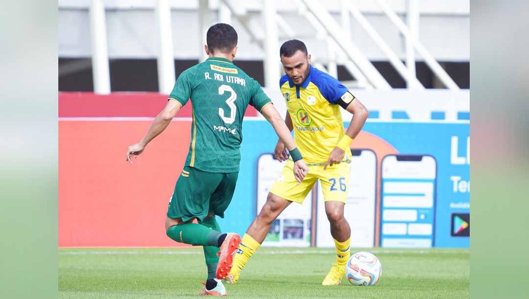 Pemain Persebaya, Reva Adi Utama berusaha menghalau serangan pemain Barito Putera Rizky Pora pada pekan ketiga Liga 1 di Stadion Gelora Bung Tomo (Surabaya), Sabtu (08/07/23). (Foto: Instagram@psbaritoputeraofficial)