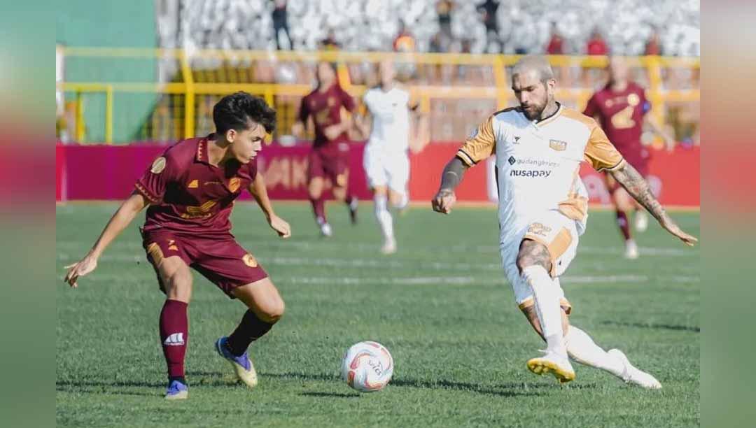 Pemain PSM Makassar berusaha menghalau serangan dari pemain Dewa United, Dimitris Kolovos pada pekan ketiga Liga 1 di Stadion Gelora Bung Tomo (Surabaya), Sabtu (08/07/23). (Foto: Instagram@dewaunitedfc)