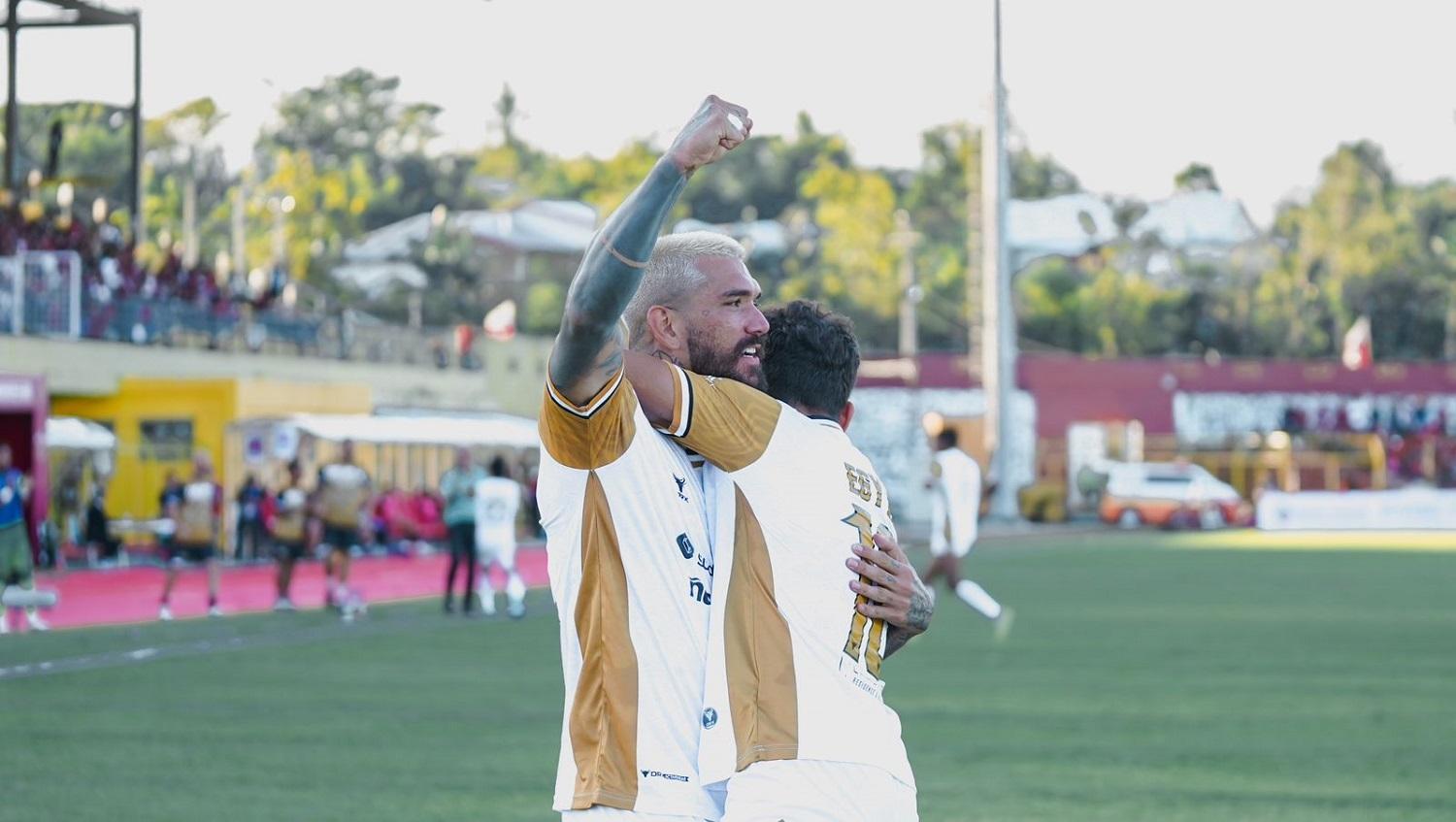 Pemain Dewa United, Alex Martins Ferreira, merayakan gol ke gawang PSM Makassar pada pekan kedua Liga 1 2023/24, Sabtu (08/07/23). Foto: Dewa United