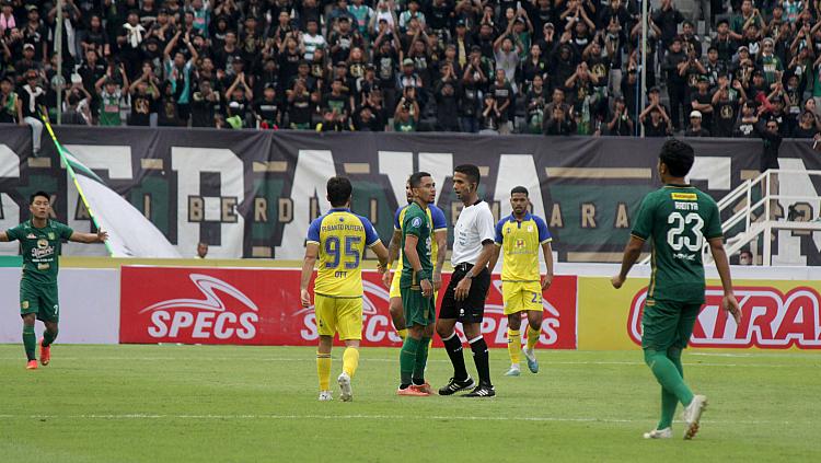 Pemain Persebaya Surabaya memprotes keputusan wasit Thoriq Alkatiri (tengah) pada pertandingan Liga 1 pekan kedua di stadion GBT, Sabtu (08/07/23).