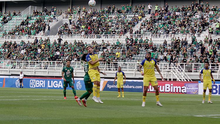 Duel udara striker Barito Putera, Murilo Mendes dengan bek Barito Putera pada pertandingan Liga 1 pekan kedua di stadion GBT, Sabtu (08/07/23).