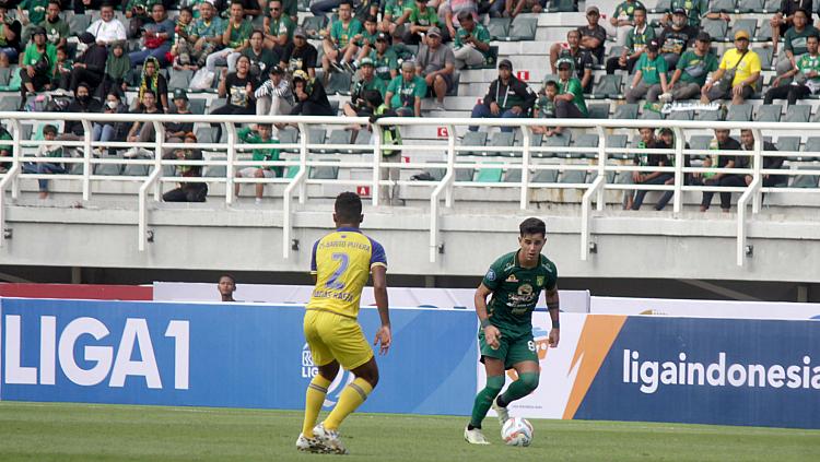 Pemain Persebaya Surabaya, Bruno Moreira (kanan) dijaga ketat pemain Barito Putera, Bagas Kahfi pada pertandingan Liga 1 pekan kedua di stadion GBT, Sabtu (08/07/23).