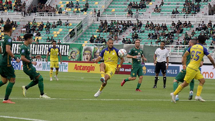 Pemain Barito Putera, Murilo Mendes (tengah) mengontrol bola pada pertandingan Liga 1 pekan kedua melawan Persebaya Surabaya di stadion GBT, Sabtu (08/07/23).