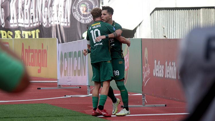 Selebrasi Bruno Moreira usai mencetak gol ke gawang Barito Putera pada pertandingan Liga 1 pekan kedua di stadion GBT, Sabtu (08/07/23).