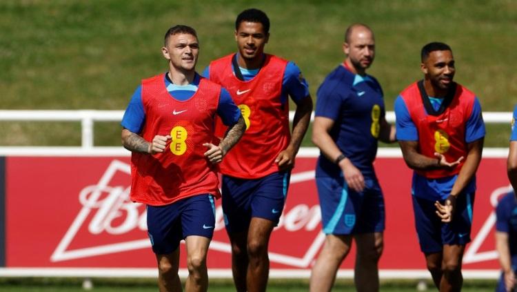 Levi Colwill (tengah) menjadi salah satu pemain Timnas Inggris yang tampil di Euro U-21 2023. Foto: Reuters/Jason Cairnduff.