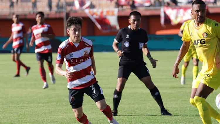 Aksi Francisco Rivera di laga Madura United vs Persik Kediri dalam lanjutan Liga 1 2023/2024, Minggu (9/7/23). - INDOSPORT