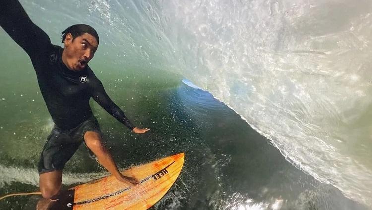 Peselancar dunia, Mikala Jones, mengalami nasib tragis karena tewas terhempas ombak di pulau Mentawai.