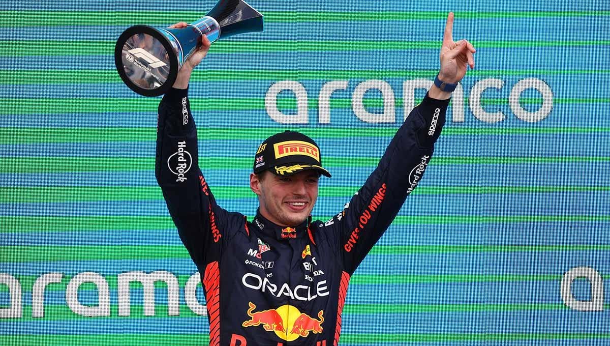 Selebrasi pembalap Red Bull Racing, Max Verstappen, dengan trofi di podium setelah memenangkan balapan F1 GP Inggris di Sirkuit Silverstone, Inggris, Minggu (09/07/23). (Foto: REUTERS/Molly Darlington)