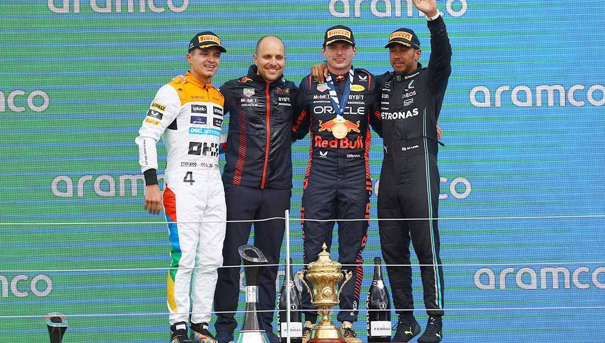 Max Verstappen, di podium bersama Lando Norris posisi kedua dan Lewis setelah memenangkan balapan F1 GP Inggris di Sirkuit Silverstone, Inggris, Minggu (09/07/23). (Foto: REUTERS/Molly Darlington)