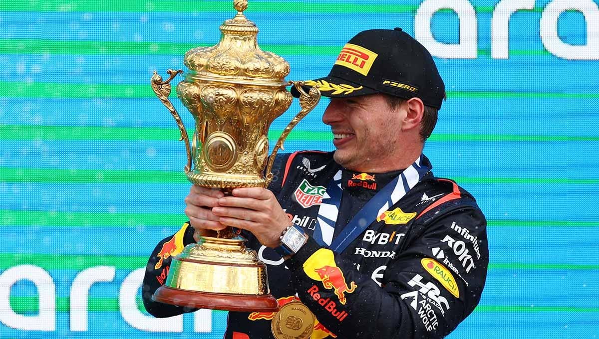 Max Verstappen merayakan dengan trofi di podium setelah memenangkan balapan F1 GP Inggris di Sirkuit Silverstone, Inggris, Minggu (09/07/23). (Foto: REUTERS/Molly Darlington)