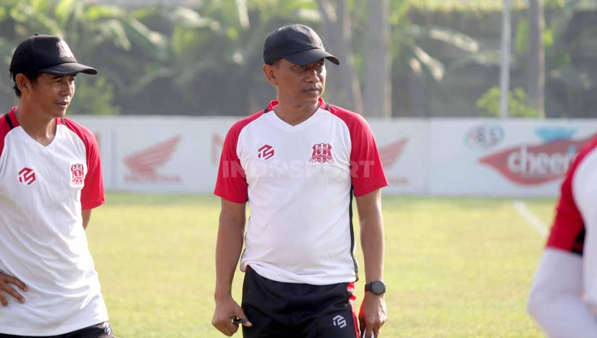 Widodo C Putro memimpin latihan perdana Deltras FC di Lapangan Siwalanpanji, Sidoarjo. (Foto: Fitra Herdian/INDOSPORT)