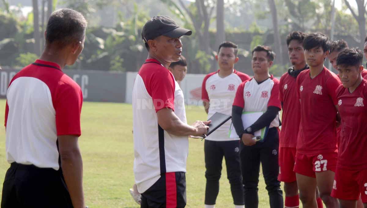 Widodo C Putro memimpin latihan perdana Deltras FC di Lapangan Siwalanpanji, Sidoarjo. (Foto: Fitra Herdian/INDOSPORT)