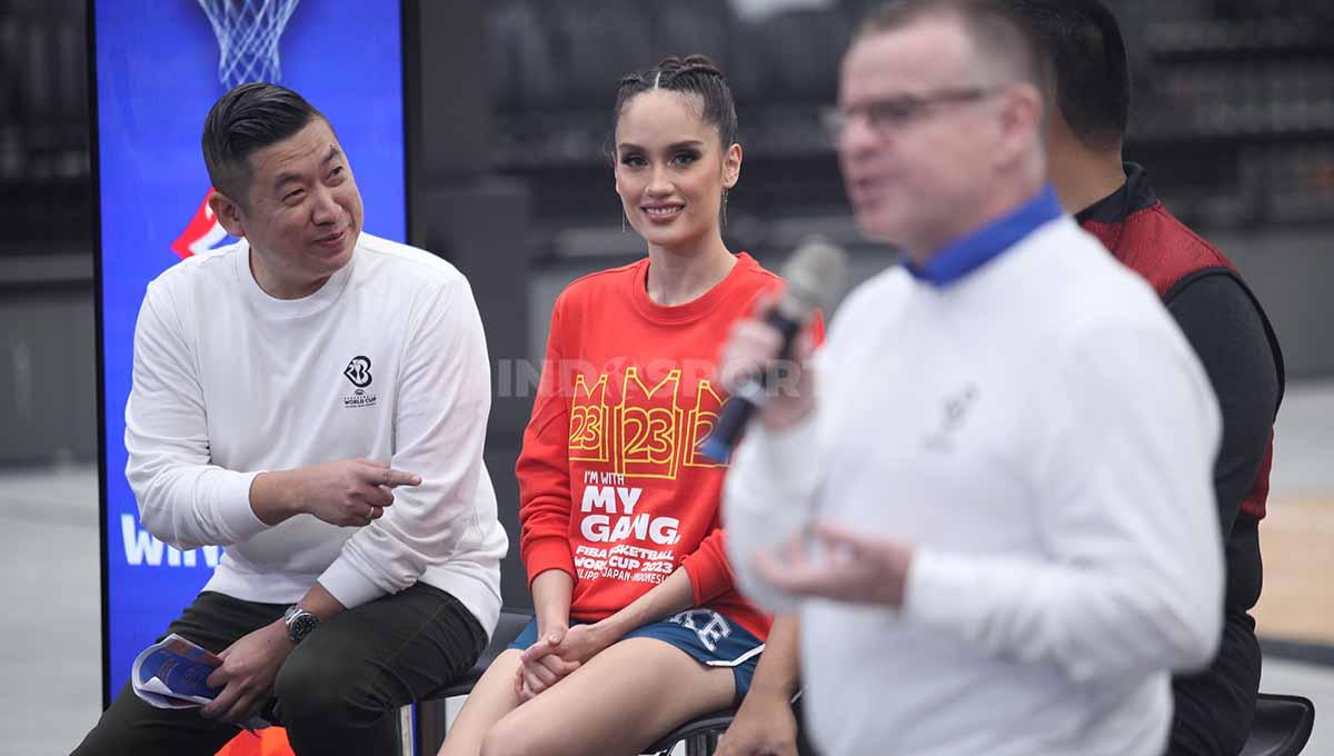 Local Ambassador FIBA World Cup 2023, Cinta Laura Kiehl saat memberi kata sambuta pada acara Hitung Mundur 50 Hari Menuju FIBA World Cup 2023 di Indonesia Arena, Selasa (11/07/23).