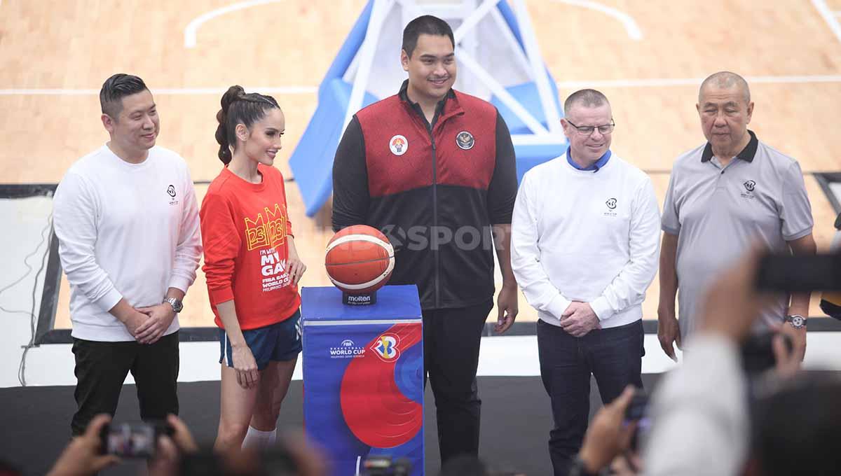 Ki-ka: Perwakilan FIBA Indonesia Cahyadi Wanda, Local Ambassador FIBA World Cup Cinta Laura, Menpora Dito Ariotedjo, Executive Director FIBA David Crocker pada acara Hitung Mundur 50 Hari Menuju FIBA World Cup 2023 di Indonesia Arena, Selasa (11/07/23).