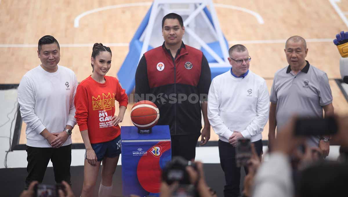 Ki-ka: Perwakilan FIBA Indonesia Cahyadi Wanda, Local Ambassador FIBA World Cup Cinta Laura, Menpora Dito Ariotedjo, Executive Director FIBA David Crocker pada acara Hitung Mundur 50 Hari Menuju FIBA World Cup 2023 di Indonesia Arena, Selasa (11/07/23).