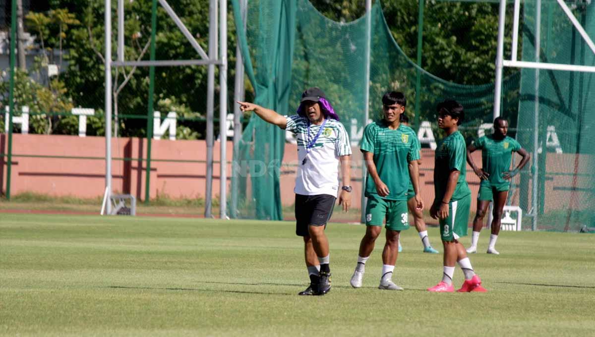 Pelatih Persebaya Surabaya, Aji Santoso. (Foto: Fitra Herdian/INDOSPORT)