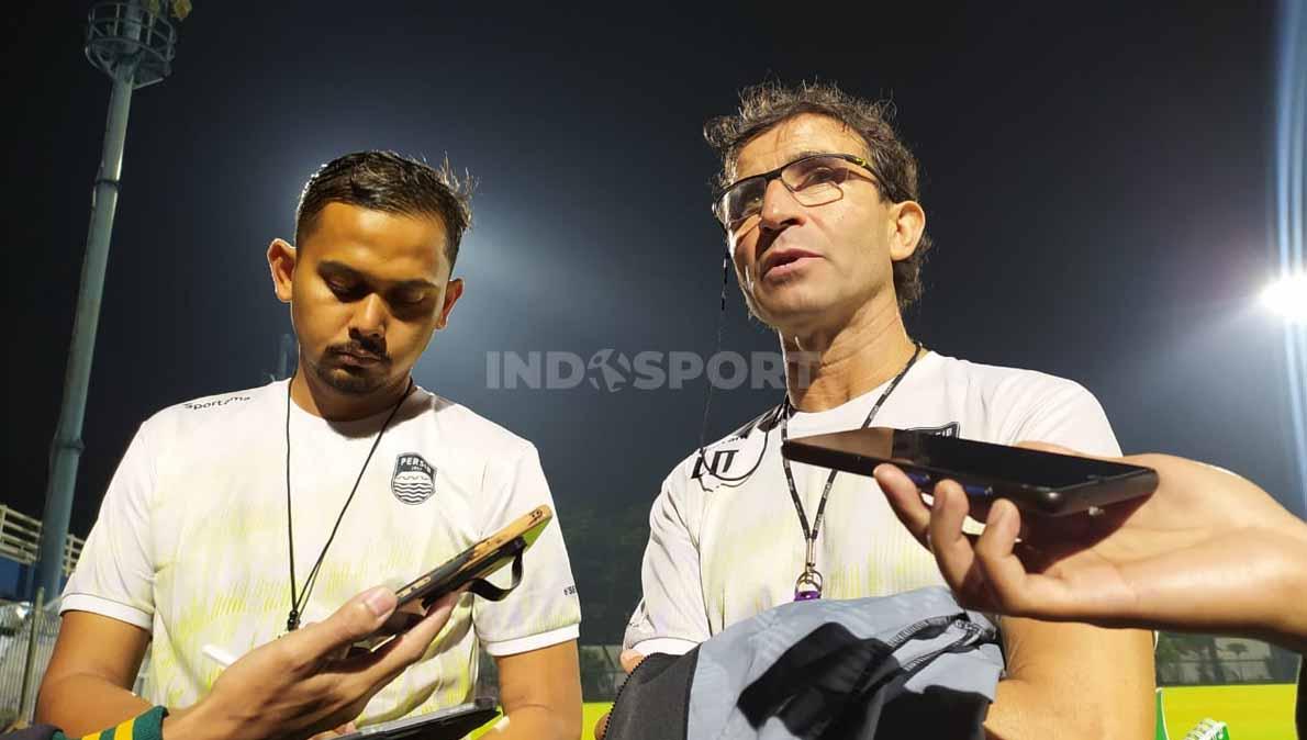 Pelatih Persib Bandung, Luis Milla (kanan). (Foto: Arif Rahman/INDOSPORT)