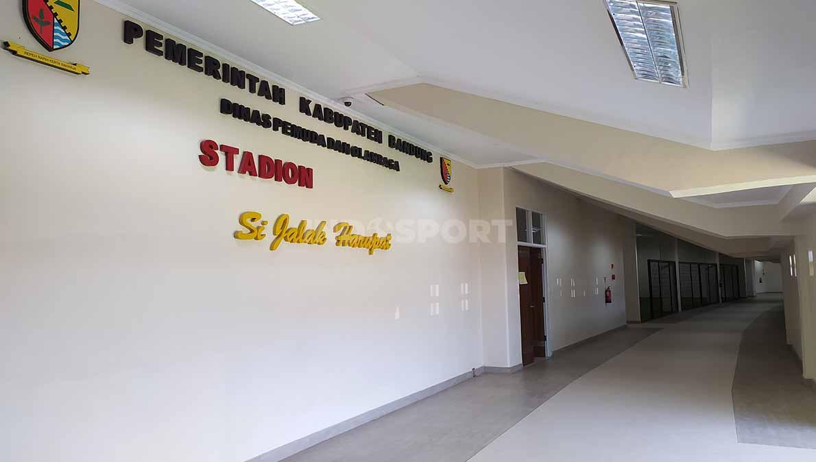 Kondisi lorong di Stadion Si Jalak Harupat, setelah direnovasi, Rabu (11/7/23). (Foto: Arif Rahman/INDOSPORT)