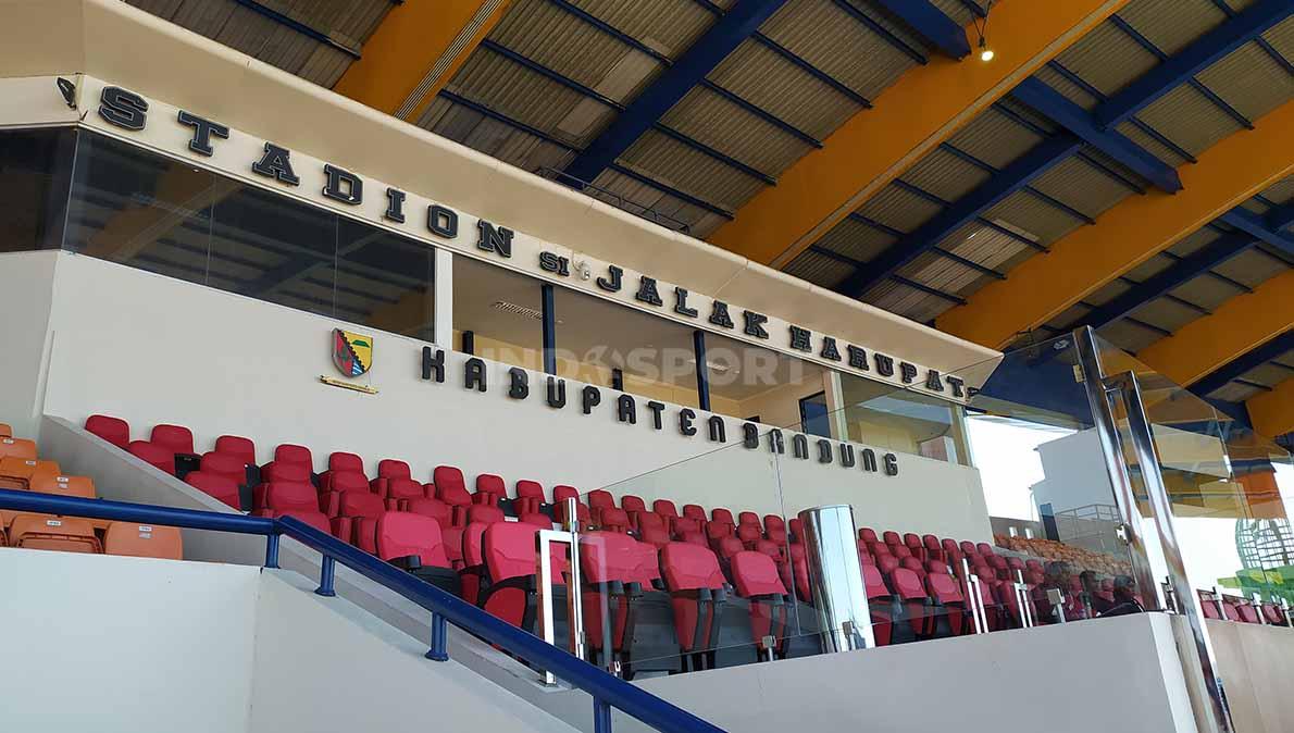 Kondisi bangku podium di Stadion Si Jalak Harupat, setelah direnovasi, Rabu (11/7/23). (Foto: Arif Rahman/INDOSPORT)