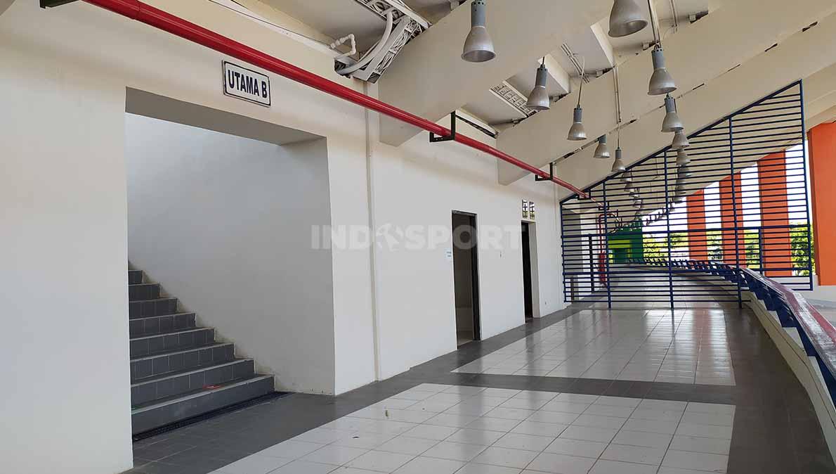 Kondisi lorong ruang utama B Stadion Si Jalak Harupat, setelah direnovasi, Rabu (11/7/23). (Foto: Arif Rahman/INDOSPORT)
