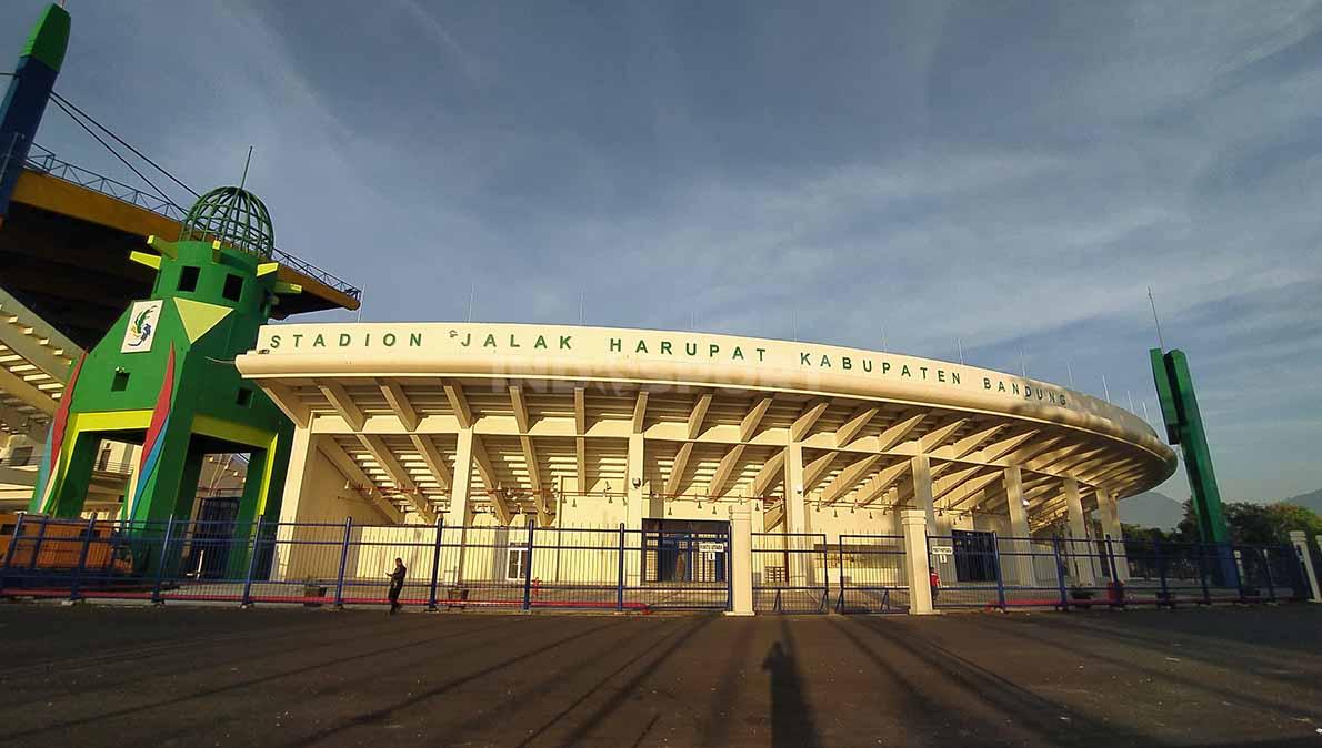 Penampakan di luar Stadion Si Jalak Harupat, setelah direnovasi, Rabu (11/7/23). (Foto: Arif Rahman/INDOSPORT)