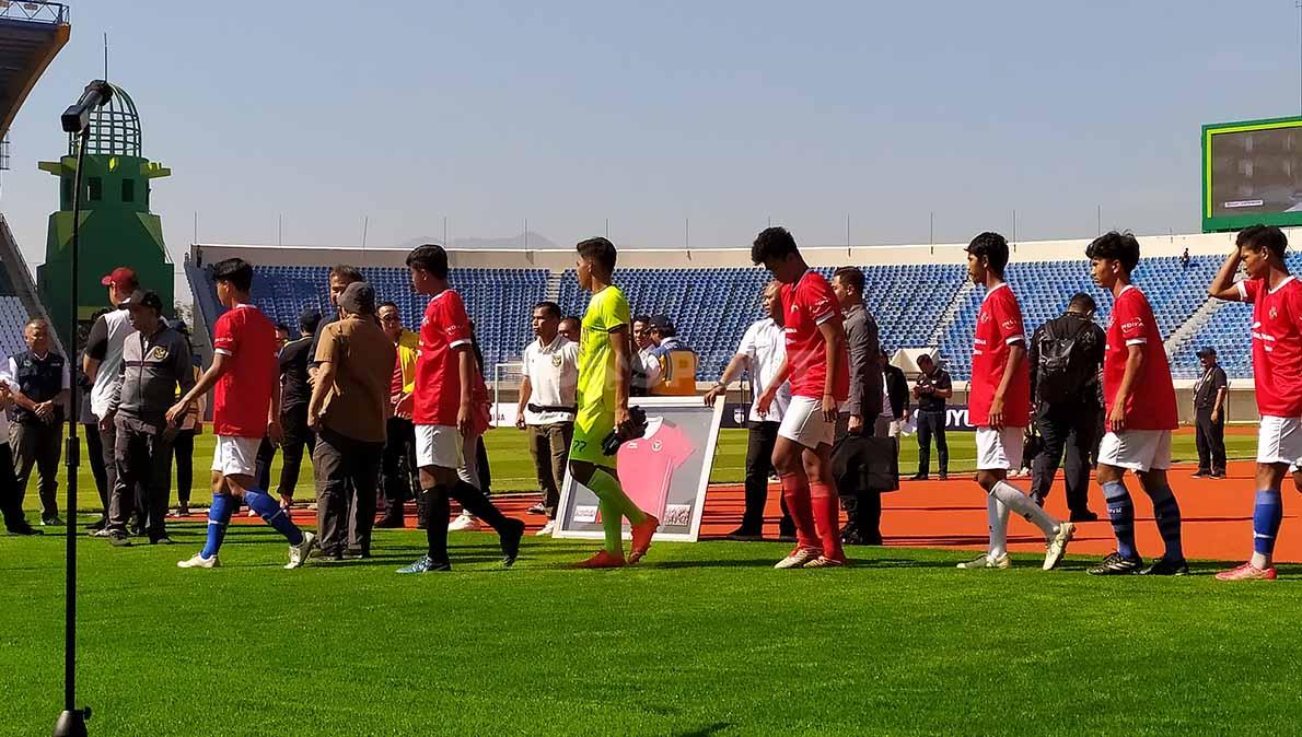 Presiden Republik Indonesia, Joko Widodo (Jokowi), mengunjungi Stadion Si Jalak Harupat, Kabupaten Bandung, Rabu (11/7/23) dan memantau seleksi pemain untuk Timnas Indonesia U-17.
