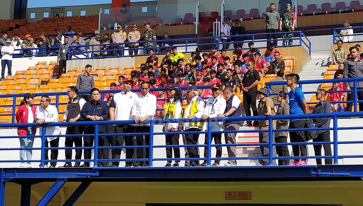 Presiden Republik Indonesia, Joko Widodo (Jokowi), mengunjungi Stadion Si Jalak Harupat, Kabupaten Bandung, Rabu (11/7/23) dan memantau seleksi pemain untuk Timnas Indonesia U-17.