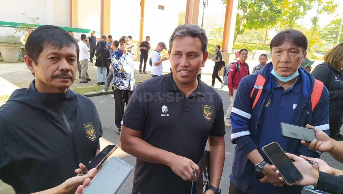 Pelatih Timnas Indonesia U-17, Bima Sakti (tengah) didampingi Indra Sjafri (kiri) dan Roby Darwis. (Foto: Arif Rahman/INDOSPORT)