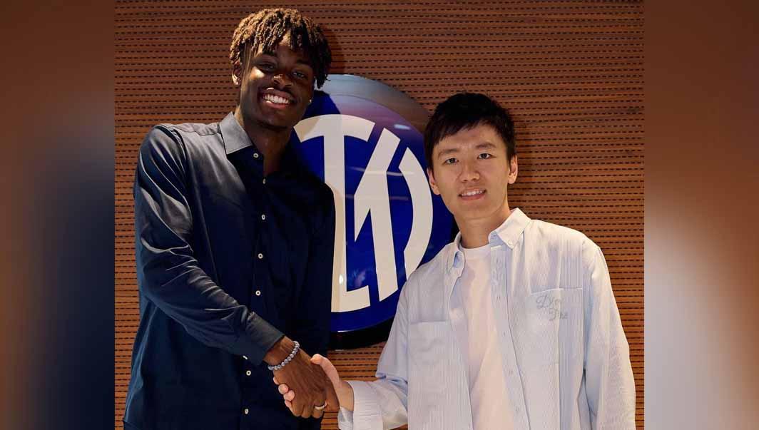 Rumor bursa transfer raksasa Liga Italia, Inter Milan, pada Kamis (02/11/23), lepas Yann Bisseck dan uangkan Hakan Calhanoglu? (Foto: Instagram@inter)