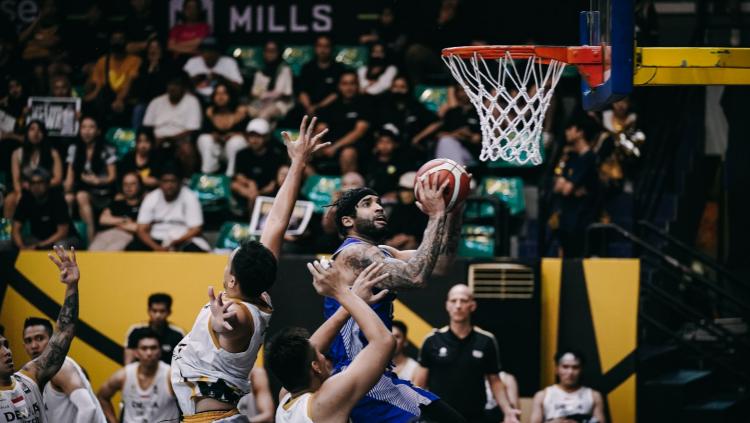 Game pertama babak semifinal IBL 2023 antara Prawira Bandung melawan Dewa United di Sritex Arena, Solo, Kamis (13/07/23).