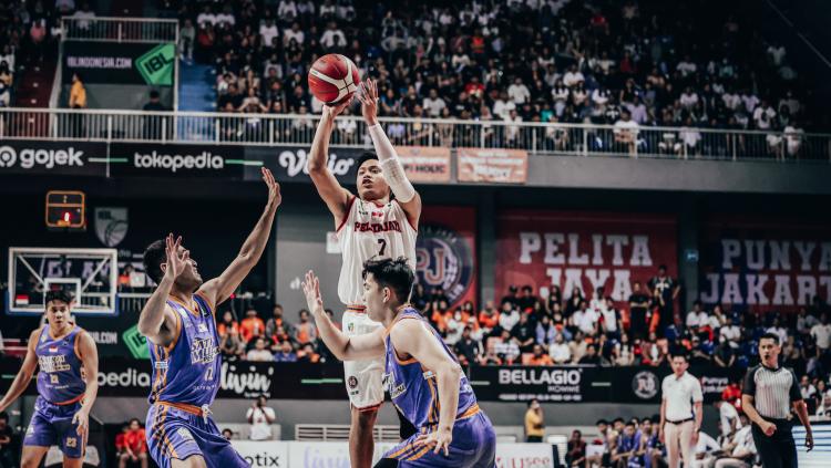 Game pertama babak semifinal IBL 2023 antara Satria Muda melawan Pelita Jaya di Britama Arena, Jakarta, Kamis (13/07/23)..