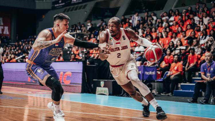 Game pertama babak semifinal IBL 2023 antara Satria Muda melawan Pelita Jaya di Britama Arena, Jakarta, Kamis (13/07/23)..