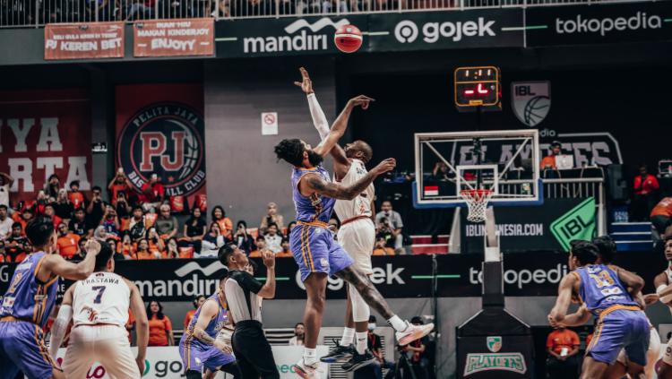 Simak link live streaming semifinal IBL 2023, Sabtu (15/07/23) pukul 16.30 WIB, di mana tersaji duel seru Satria Muda vs Pelita Jaya.