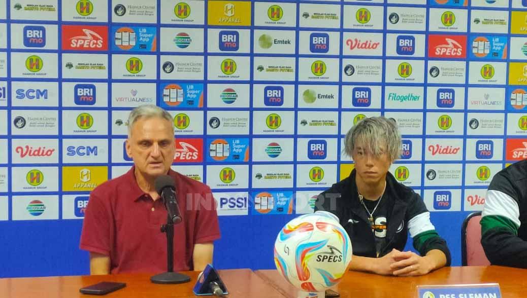 Pelatih PSS Sleman, Marian Mihail dan pemain Kei Sano. (Foto: Martini/INDOSPORT)