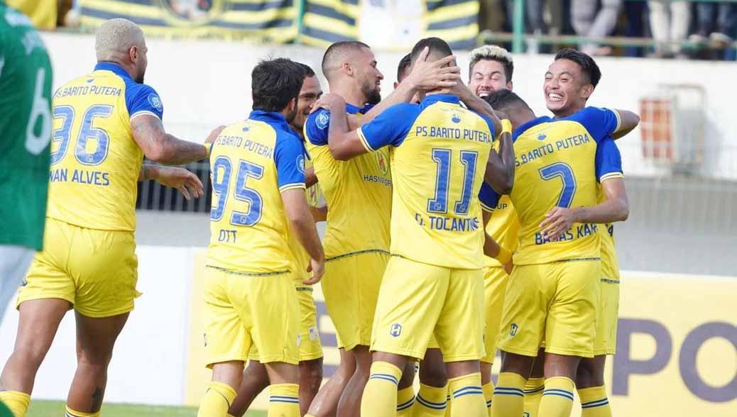 Selebrasi pemain Barito Putera usai Bagas Kaffa menjebol gawang PSS Sleman pada pekan tiga Liga 1 di Stadion Demang Lehman (Martapura), Jumat (14/07/23). (Foto: Instagram@psbaritoputeraofficial)