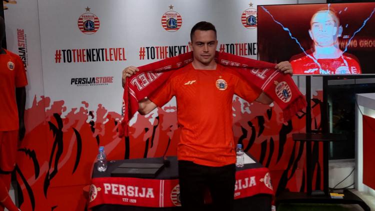 Pemain asing baru Persija Jakarta untuk Liga 1 2023/2024, Maciej Gajos resmi diperkenalkan oleh klub di Persija Official Store, Jakarta, Jumat (14/07/230 malam. - INDOSPORT